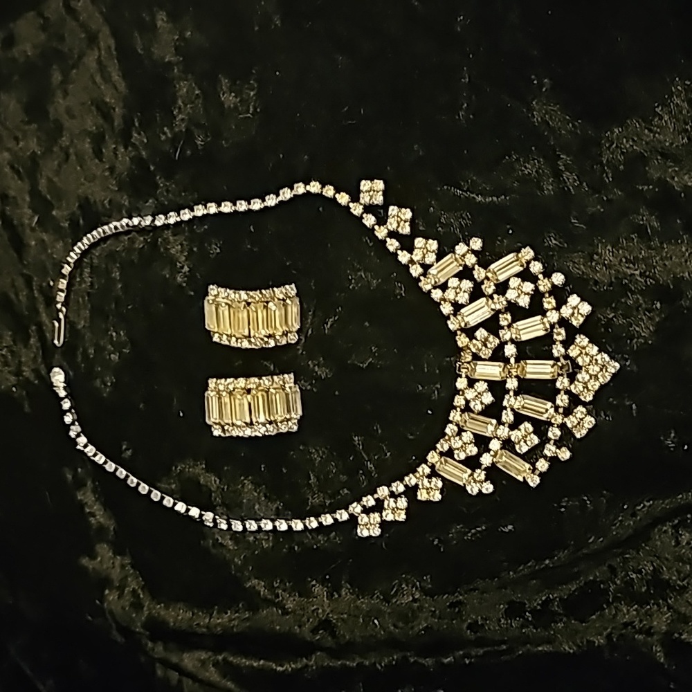 Ladies Rinestones Necklace with clip on Rinestones Earrings ...Vintage 1940s